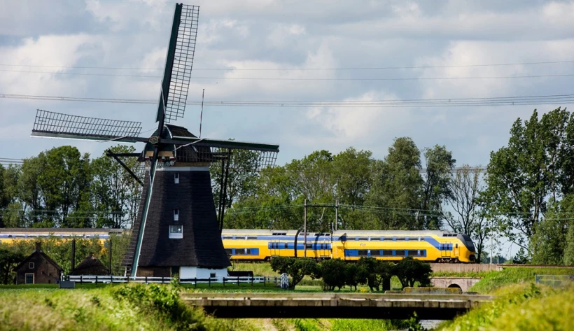 80280-fullimage-ns-trein-door-het-landschap-met-molen-ns-1150x663jpg_oK6oF7.webp
