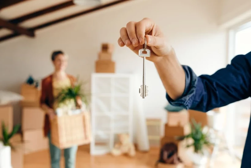 closeup-man-holding-key-his-new-home-2-2webp_zkcDAf.webp