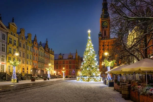 depositphotos-538914930-stock-photo-beautiful-christmas-tree-old-townjpg_UYNzLt.webp