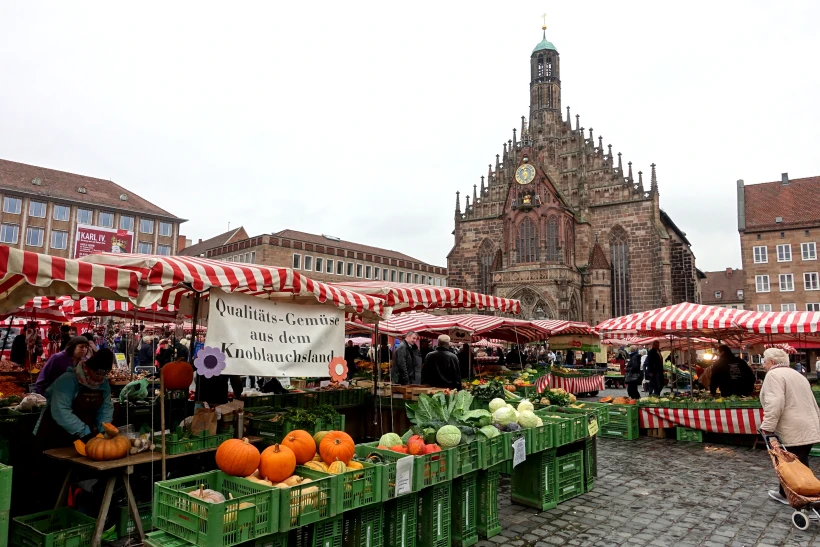 File:Market in Hauptmarkt - Nuremberg, Germany - DSC01764.jpg - Wikimedia  Commons